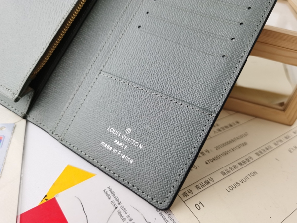 LVコピーウォレット着用イメージ